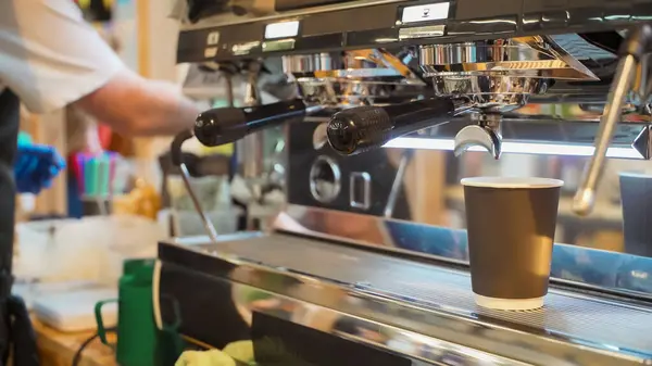 Μπαρίστα Ετοιμάζει Καφέ Στη Μηχανή Του Καφέ Φρέσκο Εσπρέσο Κουλτούρα — Φωτογραφία Αρχείου