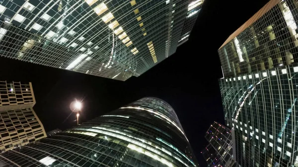 Gece vakti iş şehrinde bir grup modern gökdelen. Soyut modern arkaplan