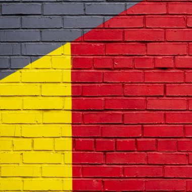 Renkli dekore edilmiş tuğla duvar. Grafitilerin geometrik detayları. Soyut parlak arka grup