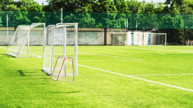 Tribünler ve futbol sahasının bir kısmı genç futbolcular için üç gol.