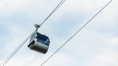 Moddern teleferik kabini mavi gökyüzü arka planında. Ropeway gondolu. Kapatın.