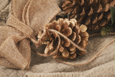 Sıfır Noel konsepti. Firavun konileri ve jüt çuval bezi dekoru, doğal malzemeler. Tatil, çevre dostu kavram