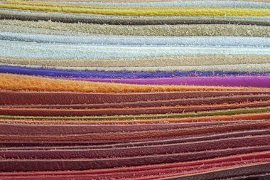 Yakından gerçek deri örnekleri yığını. Farklı renkler