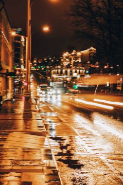 Gece soyut şehir, parlak ışıkları olan bulanık otomobiller, şehir ışıkları, trafik hızı, gece vakti. Seçici odak