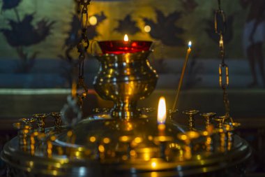 Odaklanamayan şamdanlar ve tapınaktaki lambalar, karanlık kilise arka planı, seçici odaklanma.