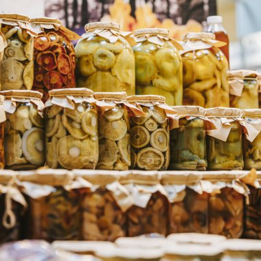 Cam kavanozlarda çeşitli konserve mantarlar. Yumuşak seçici odaklanma. Kış için mantar topluyorum.