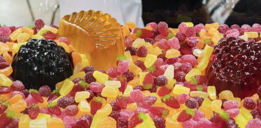 Meyve aromalı sulu, renkli jöle tatlılar.