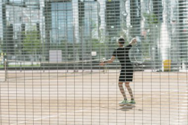 Soyut bulanık arka plan, dışarıda oynayan tenis oyuncusu. Spor anlayışı, aktif yaşam tarzı