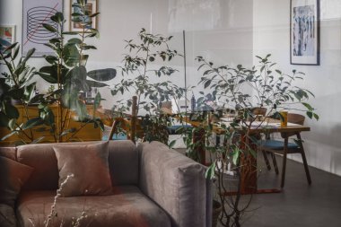 Vintage tarzı bir endüstriyel binada çalışma ofisi, camın arkası.