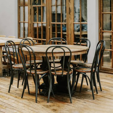 Klasik mobilya, ahşap masa ve sandalyeler, klasik tarz.