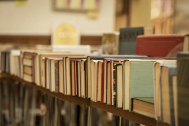 Kitapçıdaki, kütüphanedeki, seçici odak noktasındaki eski kitaplar. Eğitim, hobi, okuma konsepti