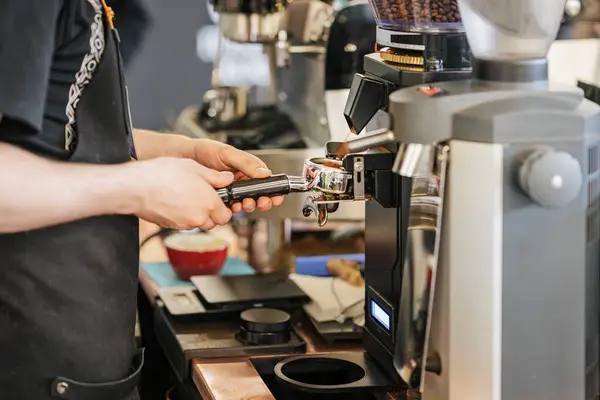 Kahve Dükkanında Espresso Pişirmede Uzman Espresso Makinesinde Taze Kavrulmuş Kahve — Stok fotoğraf