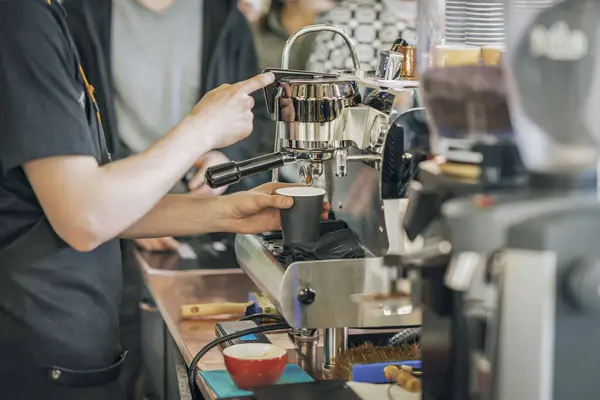 Barista Crafting Takeaway Coffee Konsten Att Professionella Kaffe Bryggning Kaffehåla — Stockfoto