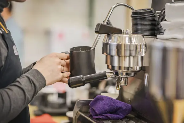 在酒吧工作的专业咖啡师将牛奶倒入泡沫中 用于卡布奇诺咖啡 专业咖啡制作 服务和饮食业概念 — 图库照片