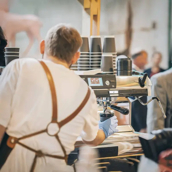 Hátul Professzionális Barista Kávés Eszpresszót Készít Kávéfőzőben Kávé Szerelem — Stock Fotó