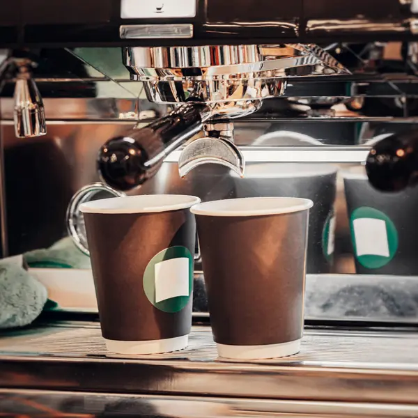 Nahaufnahme Frischer Espresso Der Aus Einer Kaffeemaschine Zwei Pappbecher Espressomaschine — Stockfoto