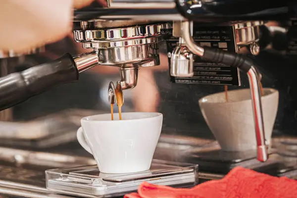 Reichhaltiger Espresso Aus Kaffeemaschine Porzellantasse Aus Nächster Nähe Gießen — Stockfoto