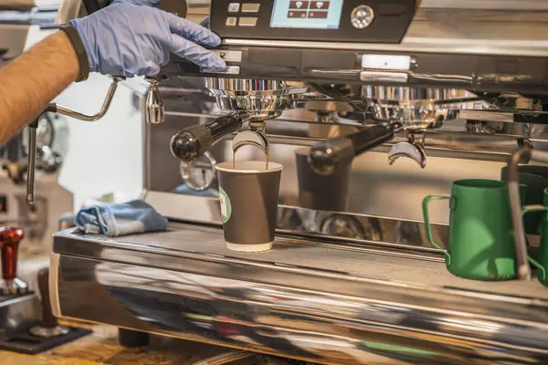 Barista Připravuje Kávu Odnášecích Šálcích Kavárně Profesionální Káva Vaření Coffee — Stock fotografie