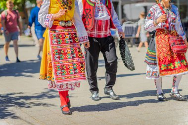 İnsanlar sokakta geleneksel Bulgar halk kostümleri içinde renkli desenler ve nakışlarla yürüyorlar. Etkin yaşam biçimi