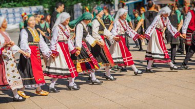 Bulgar Halk Dansçıları Geleneksel Horo ve Halk Dansını Gösterdiler