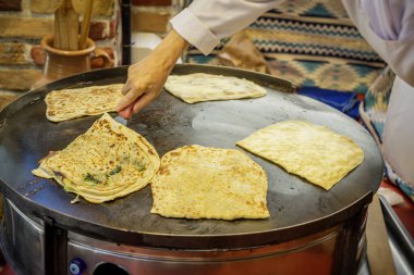 Kadın eli, gözlerim yemek yapıyor, otantik yemekler yiyor. Ulusal gıda kavramı