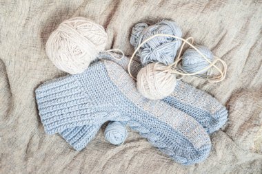 Sıcak, el yapımı mavi çoraplar ve kumaş dokusunda iplik.