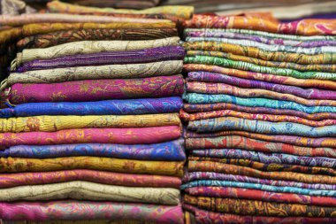 Katlanmış desenlerin canlı görüntüsü, karmaşık desenli çok renkli tekstil