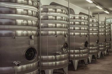 Metal şarap tankları, imalatta şarap fermantasyonu, üretim alanı