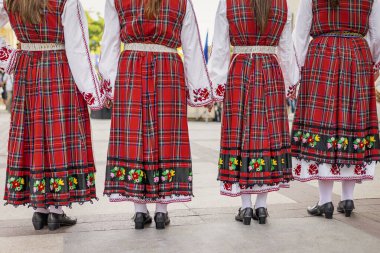 Geleneksel kırmızı elbiseli kadınların halk dansları gösterilerinde arka plan görüntüsü