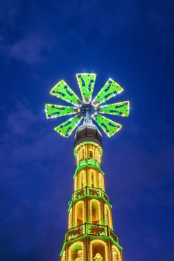 Geceleri dönen bıçaklarla Noel piramidini aydınlatırdı. Bayram dekorasyonu ve geleneksel Alman Noel pazarı kavramı