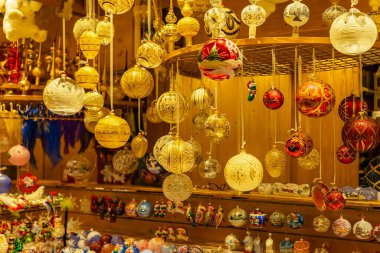 Dekoratif süsler bayram süslemeleri satan bir dükkanda sergileniyor.