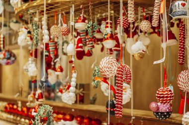 Noel süslerini bayram pazarında kırmızı ve beyaz olarak sergilemek. Geleneksel tatil süslemeleri kavramı