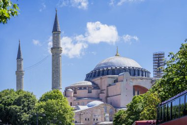 Ayasofya parlak mavi gökyüzünün altında minareler yükseliyor. Bizans ve Osmanlı mimari mirasının sergilendiği İstanbul 'un tarihi simgesi. Kültürel ve dini tarihin ikonik sembolü