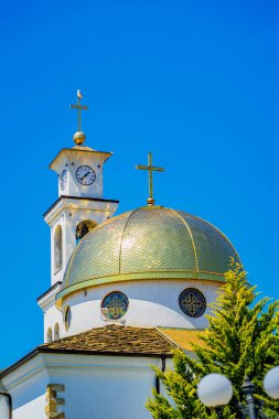 Altın kubbe ve kilise çan kulesi, açık mavi gökyüzü. Hristiyan tapınağının mimarisi ruhaniliği, kültürel mirası sembolize eder. Bulgaristan 'ın Sveti Vlas kentindeki Saint Blaise veya Saint Vlasiy Ortodoks Kilisesi