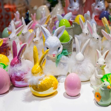 Süslü paskalya tavşanları pastel renkli yumurtalar, kabarık aksanlar. Paskalya gösterisinde büyüleyici tavşanlar ve renkli yumurtalar var. Cazibe ve sıcaklıkla dolu neşeli bahar manzarası