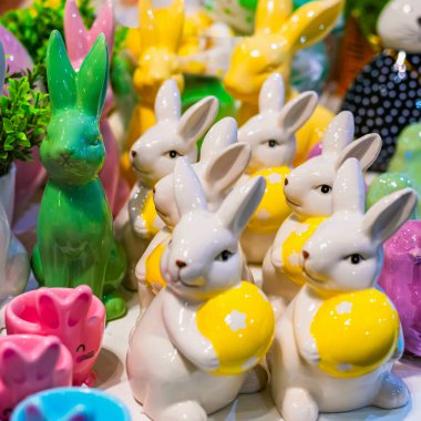 Neşeli tavşanlarda süslü Paskalya yumurtaları ve bahar süslemeleri var. Paskalya dekorasyonlu renkli seramik tavşanlar. Şenlikli süsler neşeyi, yenilenmeyi, mevsimsel cazibeyi simgeler.