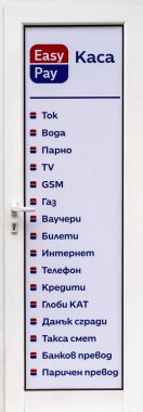 Bulgaristan 'ın Burgaz kentindeki beyaz kapı panelinde EasyPay ödeme hizmetleri listelendi. Ödeme paneli kamu hizmetlerini, interneti, kredileri, vergileri, para transferi kavramını gösteriyor