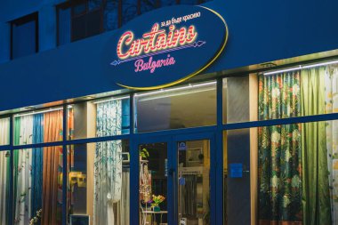 Bulgaristan perdeleri Bulgaristan 'ın Burgaz kentinde geceleri büyük neon ışıklı ve desenli kumaş sergilenen ön tarafları depoluyor. Perde mağazaları tekstil çeşitliliği, ev dekorasyonu ve ev içi ilhamı taşır