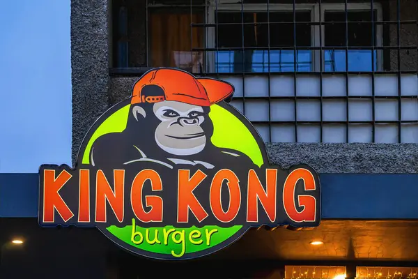 Canlı King Kong Burger tabelası. Bulgaristan 'ın Burgaz kentinin dışında kepçeli bir goril var. Oyuncu markalaşma, hamburgercilik, cesur şehir fast food konseptini birleştirir.