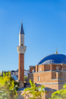 Banya Başhi Camii, doğal termal kaplıcalar üzerine inşa edilmiş, büyük kubbesi ve minaresi ile ünlüdür. Sofya, Bulgaristan. Büyük minaresi, mavi kubbeli çatısı olan geleneksel cami. Dini mimari