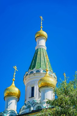 Bulgaristan 'ın Sofya kentindeki mavi gökyüzü altında Mucize Yaratan Aziz Niklas' ın altın soğan kubbeleri. Kilise kubbeleri inanç, gelenek ve ruhani mirası yansıtır.