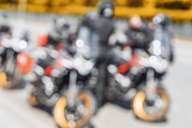 Bulanık motosiklet ve biniciler bir araya gelerek hareket ve enerji gösterisi yaptılar. Macera, hız ve özgürlük kavramı, motosiklet kültürünün ve grup sürüşünün ruhunu yakalamak