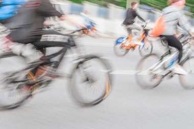 Şehir spor müsabakaları sırasında bisikletçilerin hızlı hareket bulanıklığı. Hız, enerji ve şehir yaşam tarzı. Fitness hareketi kavramı, sokak dinamiği, aktif, hızlı yaşam tarzı