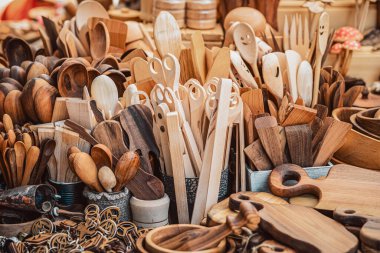 El yapımı ahşap kaşıklar, çatallar ve mutfak aletleri doğal toprak tonlarında pazarda sergilenmektedir. Sürdürülebilir tasarım kavramı, el yapımı zanaat, kırsal estetik