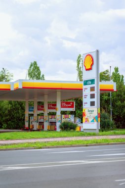 Bulgaristan 'ın ana direğinde renkli markalaşma ve akaryakıt fiyatlarıyla paravan benzin istasyonu. Dünya çapında küresel gaz dağıtımcısı. Ulaşım, hizmet, enerji kavramı