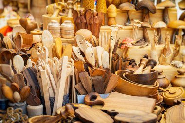 Mutfak ahşap aletleri. El yapımı ahşap mutfak aletleri ve esnaf pazarında sergilenen dekoratif eşyalar. Ahşap el sanatları, sürdürülebilir mutfak eşyaları ve çevre dostu tasarım kavramı