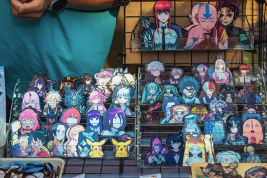 Anime karakterli çıkartmalar. Renkli anime karakter çıkartmaları koleksiyonu sergileniyor. Anime çıkartması, pop kültürü, fan ürünleri kavramı