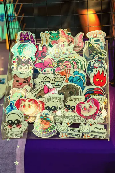 Sevimli karakterli, mimli ve uzaylı tasarımlı simli vinil çıkartmalar. Parıltı çıkartması kavramı, mizah sanatı, tuhaf ifadeler