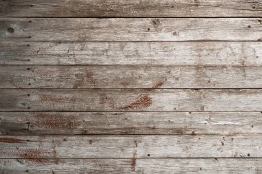 Yıpranmış ahşap kalasların yakın planında eski boya ve yatay hizada kırsal doku var. Klasik malzeme kavramı, kırsal tasarım ve doğal arkaplan