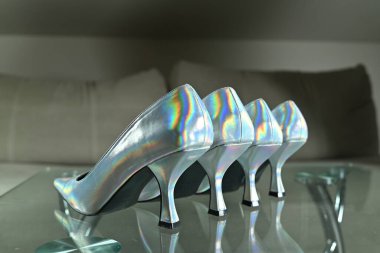 Aynada yansıması olan yüksek topuklu ayakkabılar.